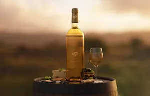 红酒葡萄酒玻璃瓶瓶贴标签酒桶户外场景展示效果图