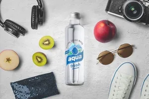 玻璃水瓶包装模型顶部和正面视图Water Bottle Mockups