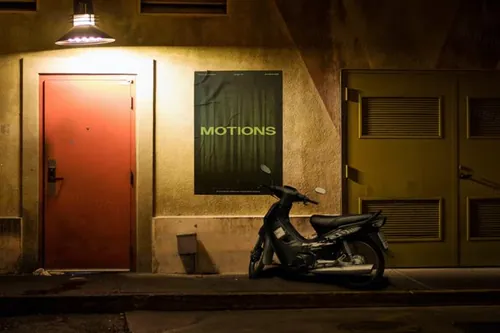 户外皱巴巴的宣传单海报广告设计贴图展示样机PSD模板 Wal