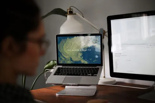 电脑模型PSD贴图模板Free MacBook Mockup PSD