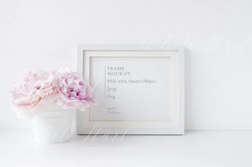 漂亮的浅色的画框样机 Landscape frame mock up