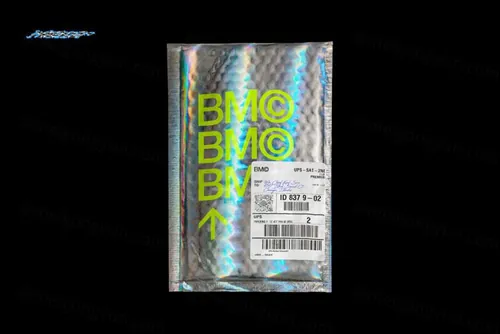 潮流镀铬镭射泡沫气泡快递袋包装设计样机模板 Blkmarket - Holographic Mailer