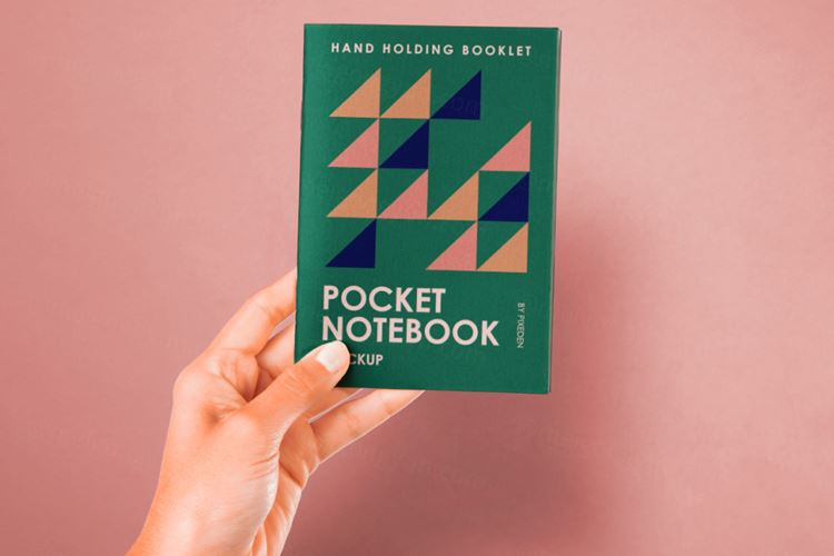 高质量手持小册子笔记本设计贴图展示样机模板 Hand Hol