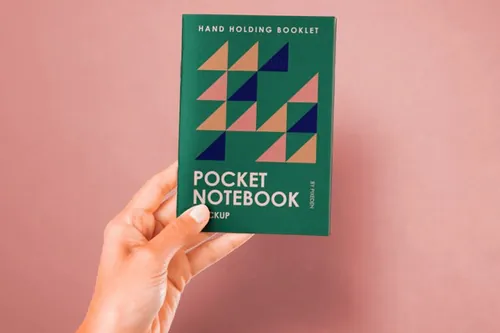高质量手持小册子笔记本设计贴图展示样机模板 Hand Hol