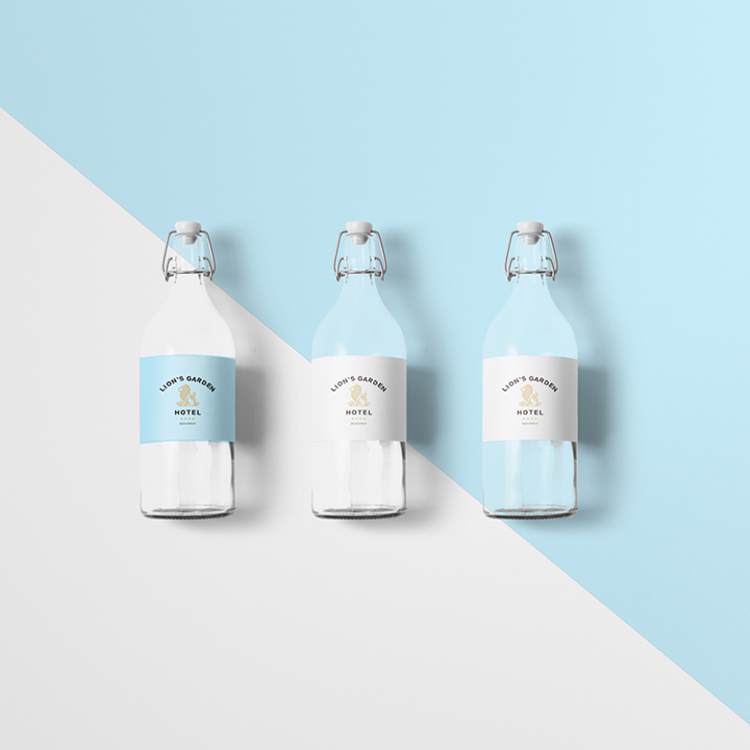 精美的蓝白色玻璃瓶包装样机贴图模板