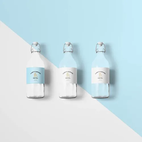 精美的蓝白色玻璃瓶包装样机贴图模板