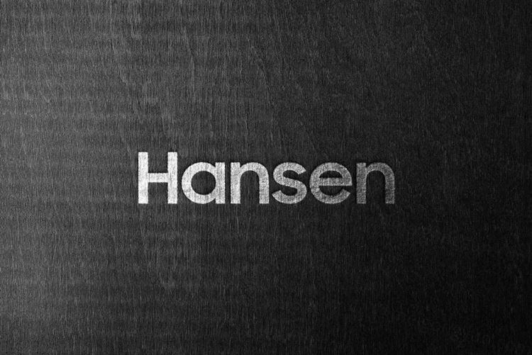 木板上烫银LOGO标志设计展示样机PSD模板 Logo Mo