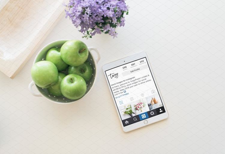 厨房场景平板电脑样机模板 PSD included