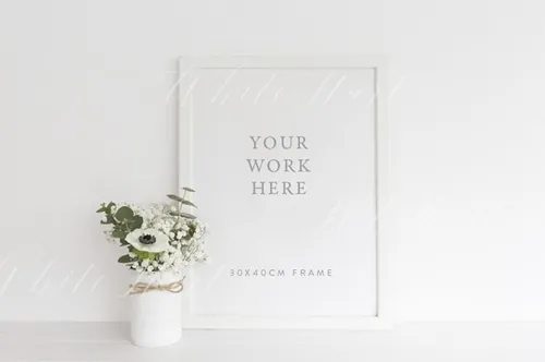 白色花卉相框样机 White floral frame mock up