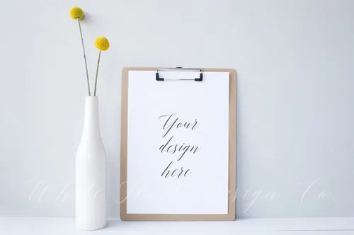 清新的绘画展示样机 Clipboard and yellow flowers mock up