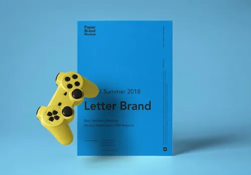 单页带有浮动游戏控制器配件的场景展示模版 Psd Paper Brand Mockup