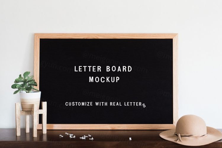 家用留言板木框黑板样机模板 Felt Letter Board Mockup PSD