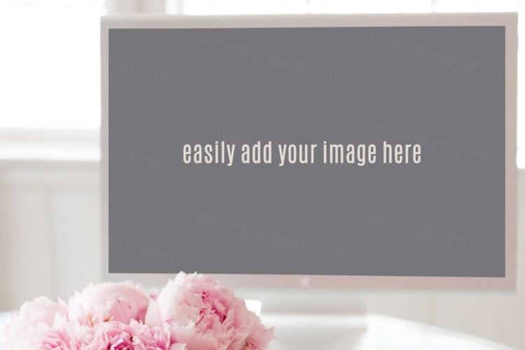 粉色花卉装饰台式电脑样机 Desktop Mockup with Pink Peonies