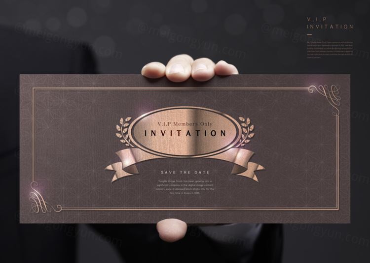 手持邀请函鎏金礼品卡场景样机展示模版