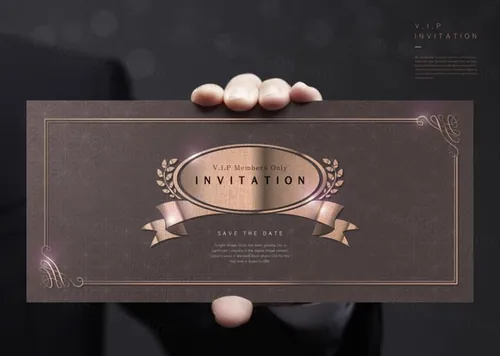 手持邀请函鎏金礼品卡场景样机展示模版