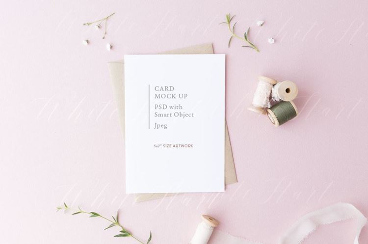 简约现代文艺风背景贺卡样机模板5x7-card-mock-up-on-pink-background