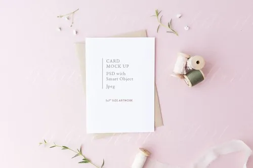 简约现代文艺风背景贺卡样机模板5x7-card-mock-up-on-pink-background