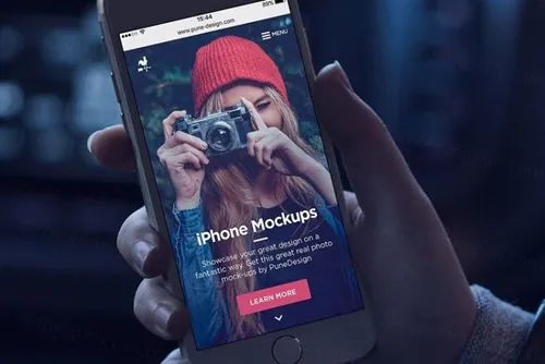 男模特手持iPhone样机模板 iPhone Mock-Up Set