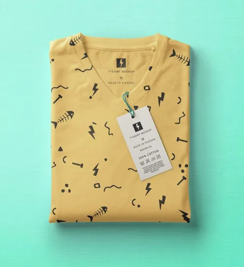 折叠的V领T恤样机 Psd V-neck T-Shirt Mockup