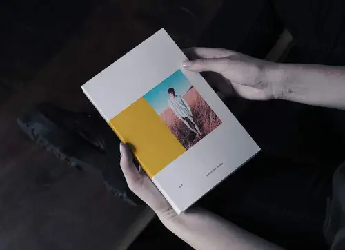 图书杂志封面设计效果图样机 Book in Hand Mockup 样机模版