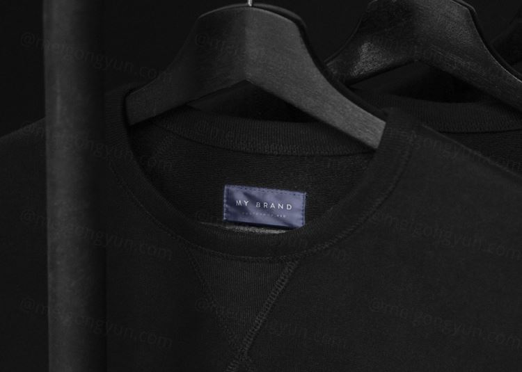 上衣t恤服装标签设计效果图样机 Clothing Label Mockup