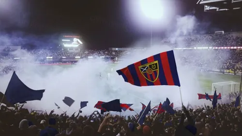 足球场国旗贴图样机PSD模板Football Soccer Flag Mockup PSD