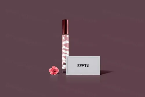 修身的香水瓶与名片样机