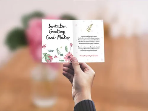 手拿贺卡邀请函场景PSD贴图模板Invitation / Greeting Card in Hand Mockup PSD