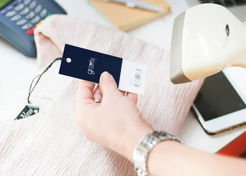 条码品牌价格标签扫码场景PSD样机模版 Barcode boutique brand Price Tag PSD Mockup