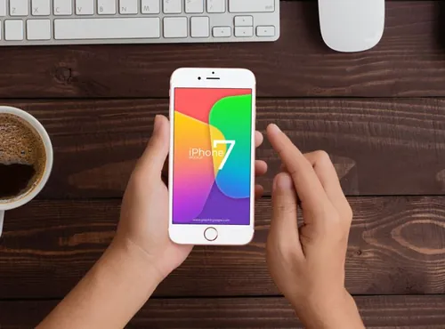 办公室场景手拿iPhone7贴图样机PSD模板Free Man Holding iPhone 7 Mockup PSD Temp...