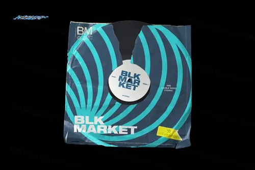 复古撕裂的黑胶唱片纸袋包装封面设计提案样机模板 Blkmarket - Vintage Record Mockup
