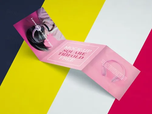 折页小册子模型PSD贴图模板Square Trifold Brochure Mockup