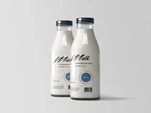 两瓶透明玻璃牛奶瓶装样机乳制品品牌设计提案 Two Milk Bottles Mockup