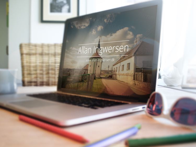 户外场景笔记本模型PSD贴图模板4 Laptop PSD Mock-ups