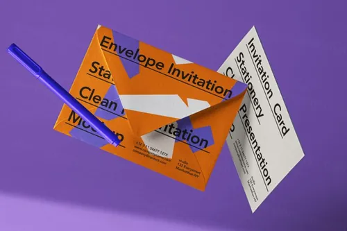 带有笔文具附件的psd字母模型和邀请卡的样机 Invitation Psd Letter Mockup