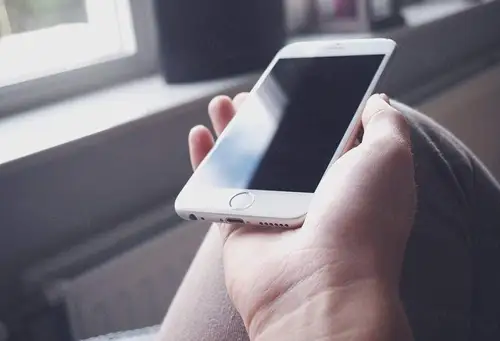 Holding an iPhone Mockup 手持iPhone 6场景UI贴图模板 样