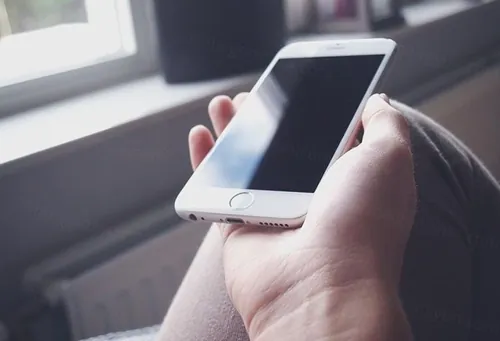 Holding an iPhone Mockup 手持iPhone 6场景UI贴图模板