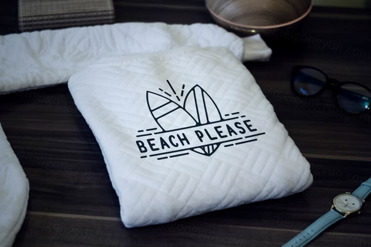 白色毛巾贴图样机PSD模板Beach Apparel Sweater Mockup PSD For Logo Branding