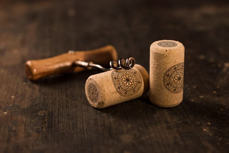 红酒和红酒瓶塞模型PSD贴图模板Cellar Wed Wine Bottles and Corks Mockup