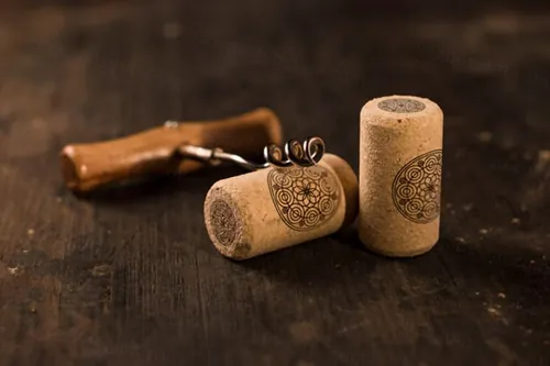 红酒和红酒瓶塞模型PSD贴图模板Cellar Wed Wine Bottles and Corks Mockup