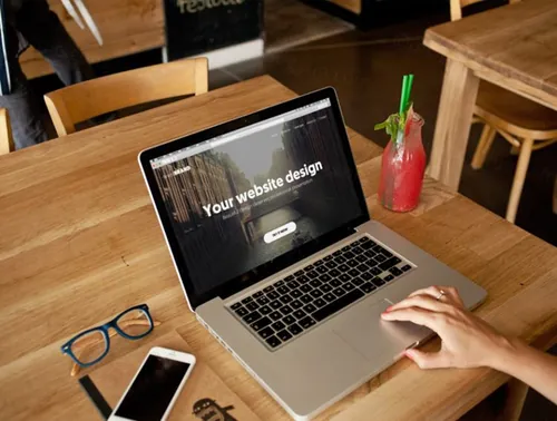 咖啡店电脑界面展示模型MacBook Pro