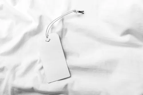 T恤标签衣服吊牌设计展示样机提案PSD模板 T-shirt label mock-up