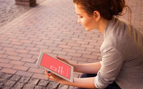 户外美女手拿iPad模型PSD模板Apple iPad Mockup In Hands