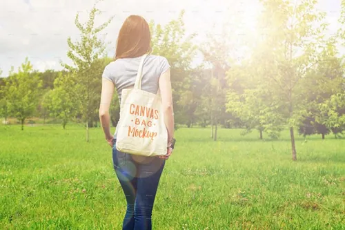 高质量户外场景白色手提袋模型PSD贴图模板Canvas Bag Mockup