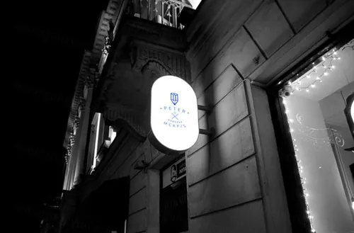 Hanging Wall Sign Mockup 门店灯箱LOGO贴图展示模板