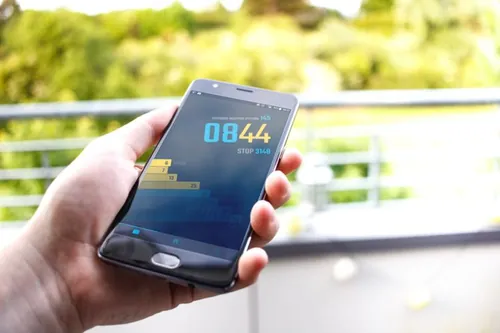 户外场景手机贴图样机PSD模板OnePlus 3T Mockup