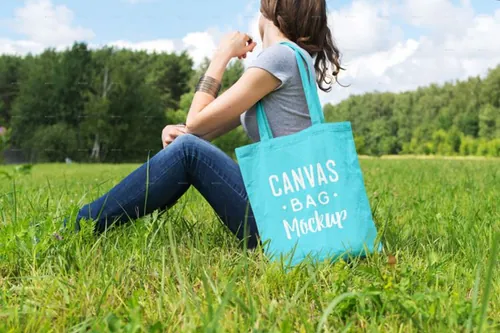 高质量户外场景蓝色手提袋模型PSD贴图模板Canvas Bag Mockup