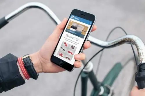 户外场景手拿iPhone6手机PSD贴图模板Cyclist with iPhone 6 F