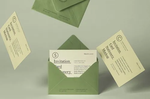 一组漂浮的邀请卡 信封样机 Psd Falling Invitation Mockup