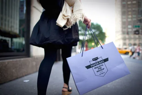 服装购物袋模型PSD贴图模板Paper Bag Held in Hand Mockup